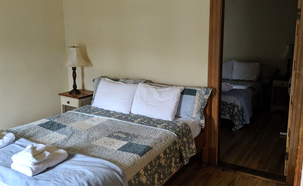 Deux chambres avec 2 lits double - Hébergement de l'Auberge Ayer's Cliff