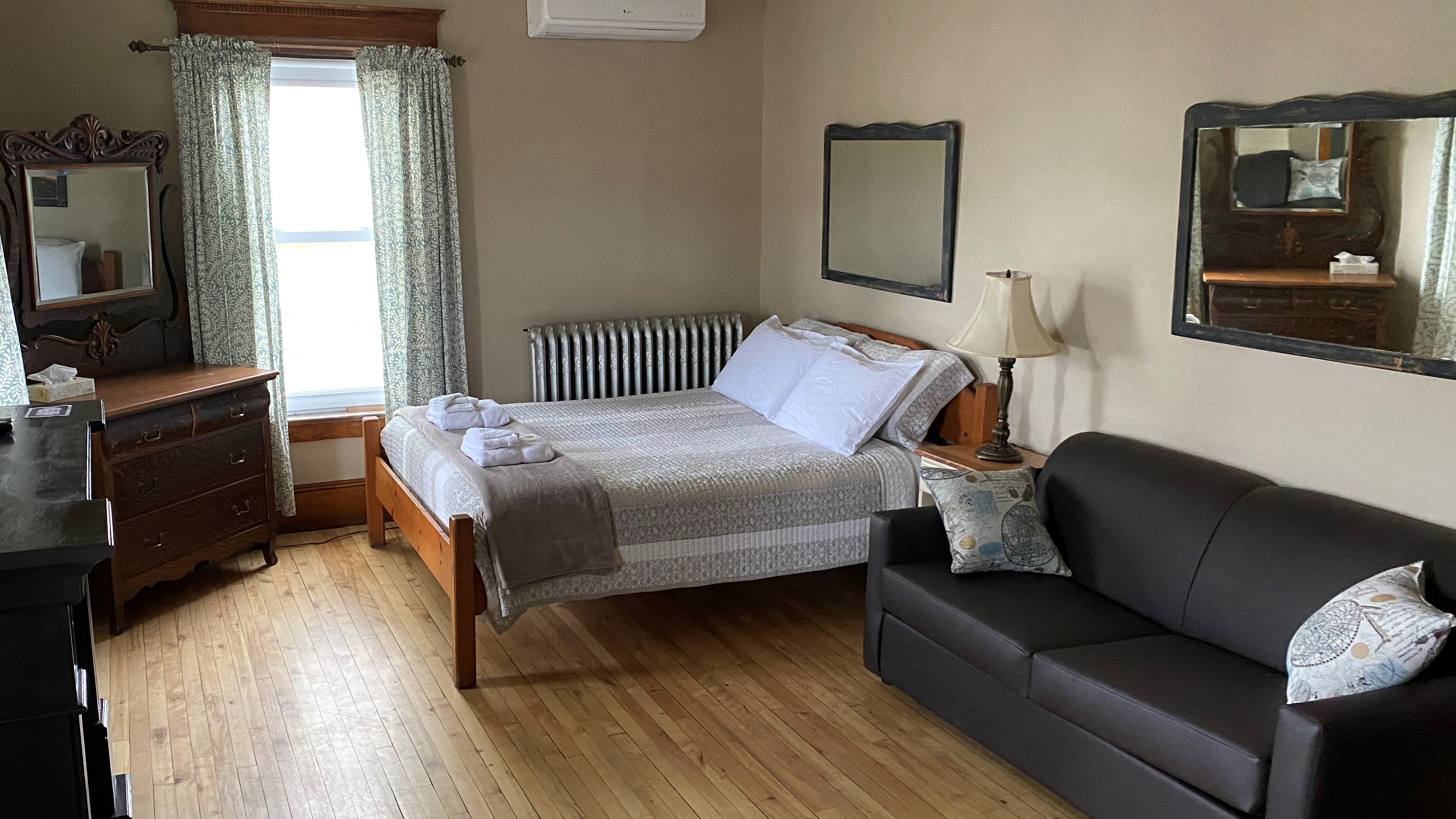 Chambre avec 2 lits double - Hébergement de l'Auberge Ayer's Cliff
